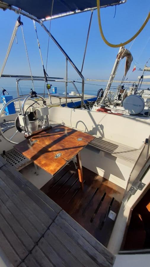 Bed & Boat Brezza Del Mare Hotel Viareggio Bagian luar foto