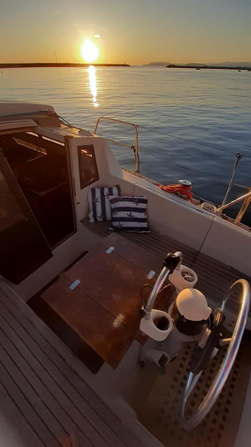 Bed & Boat Brezza Del Mare Hotel Viareggio Bagian luar foto