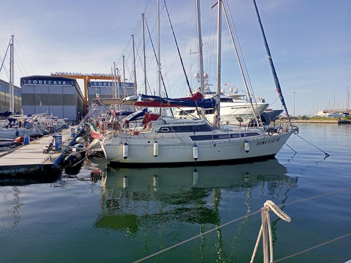 Bed & Boat Brezza Del Mare Hotel Viareggio Bagian luar foto
